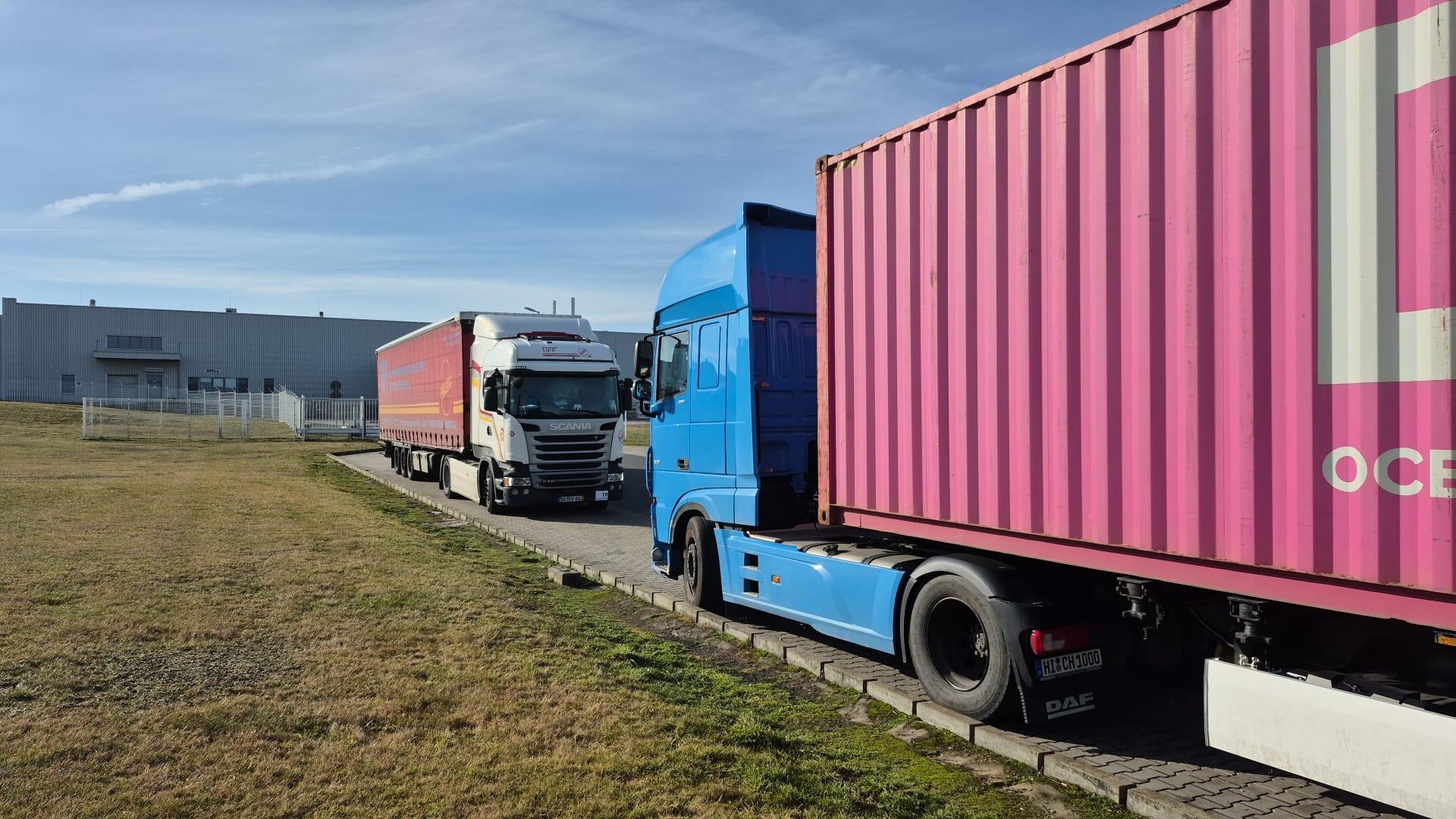 LKW mit Container in der Seitenansicht